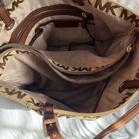 Michael Kors Pocket Book - Picture 6 of 9